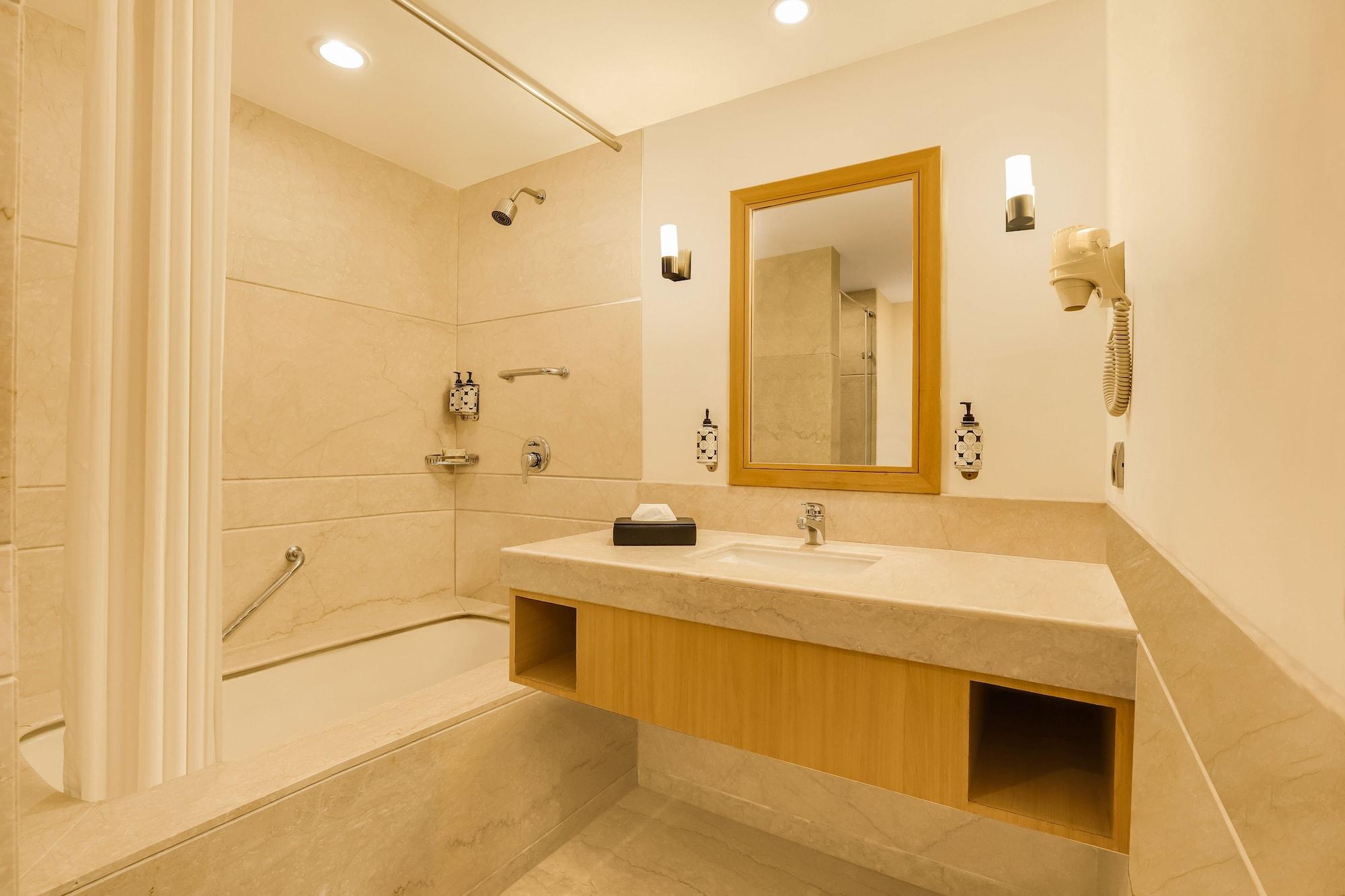 Lemon Tree Premier, Delhi Airport Hotel New Delhi Ngoại thất bức ảnh Bathroom