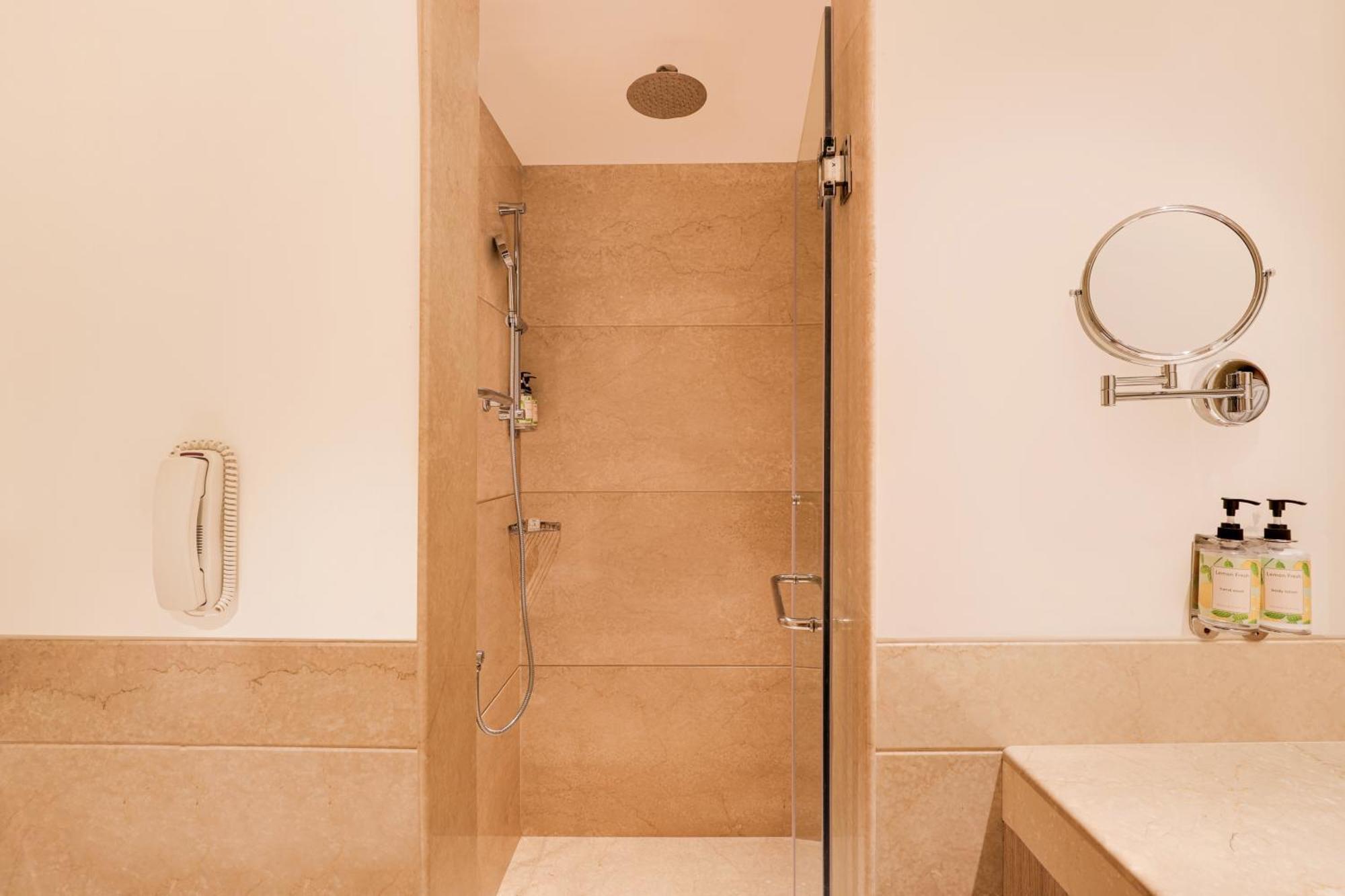 Lemon Tree Premier, Delhi Airport Hotel New Delhi Ngoại thất bức ảnh A shower cubicle