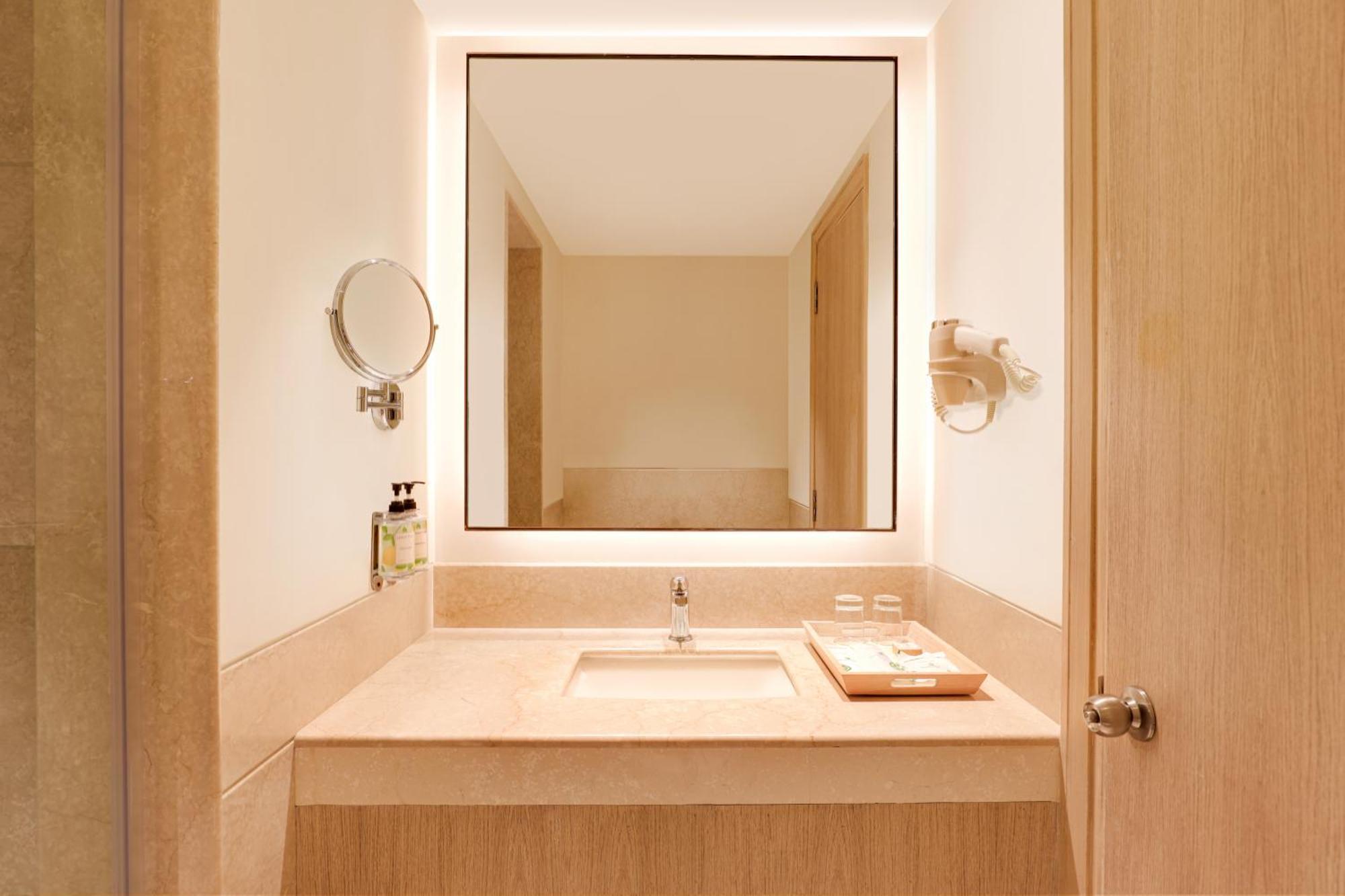 Lemon Tree Premier, Delhi Airport Hotel New Delhi Ngoại thất bức ảnh Bathroom