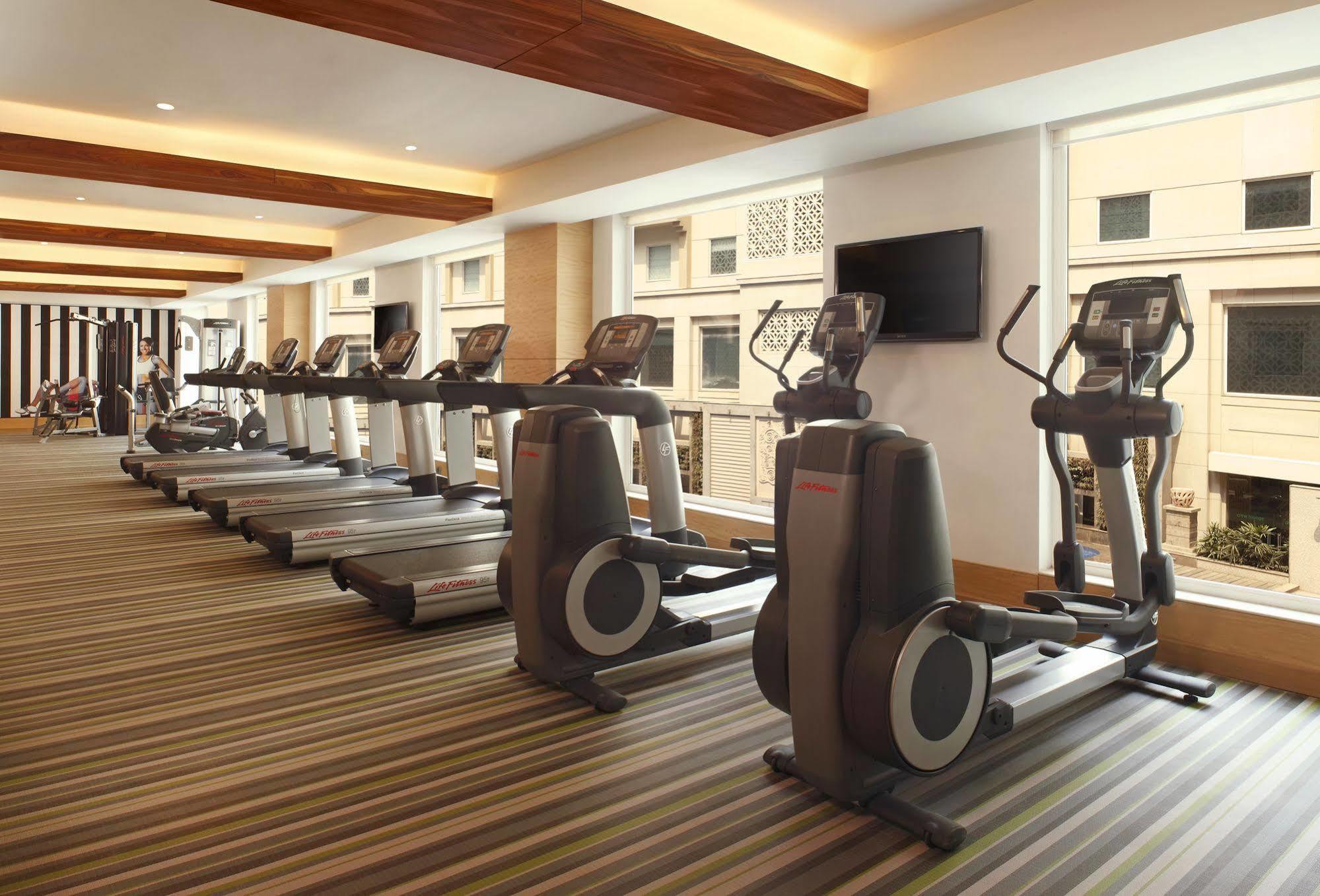Lemon Tree Premier, Delhi Airport Hotel New Delhi Ngoại thất bức ảnh The gym at the hotel