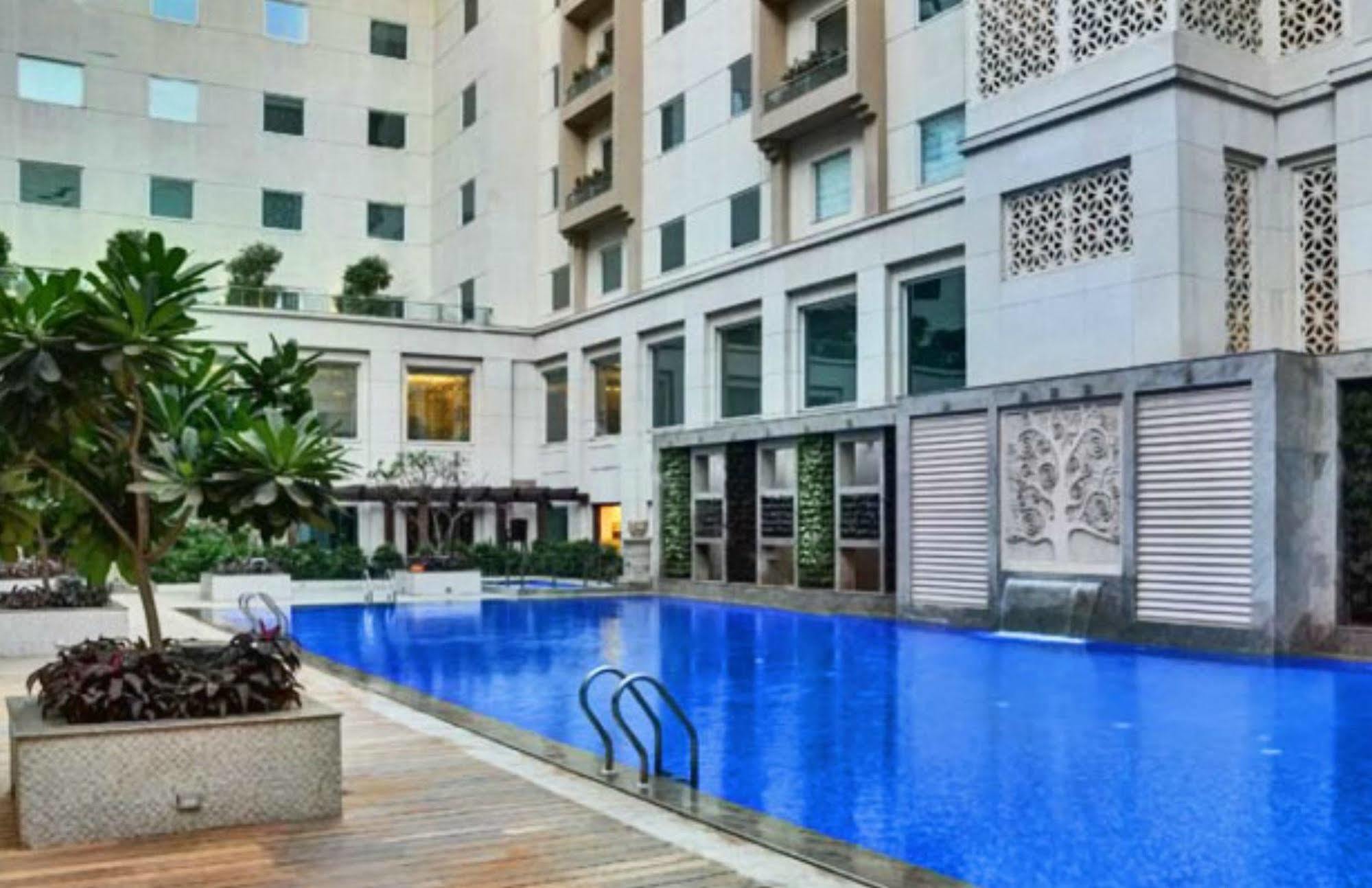 Lemon Tree Premier, Delhi Airport Hotel New Delhi Ngoại thất bức ảnh The swimming pool at the hotel