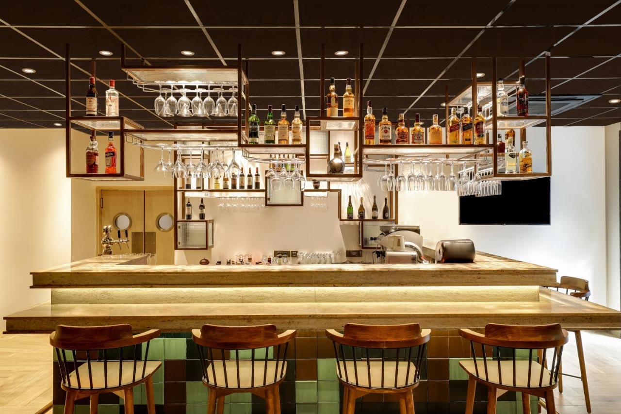 Lemon Tree Premier, Delhi Airport Hotel New Delhi Ngoại thất bức ảnh A bar in Japan